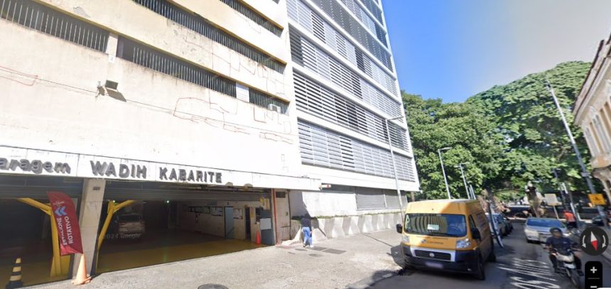 O edifício garagem, ao lado do Tribunal de Contas do Estado e do Campo de Santana, que dará lugar ao Residencial Buenos Aires no programa Reviver Centro.
