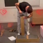 Alexandre Ramagem monta móvel em vídeo postado pela mulher, Rebeca: o ex-deputado está foragido desde novembro