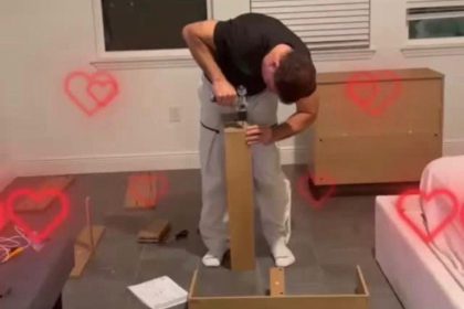 Alexandre Ramagem monta móvel em vídeo postado pela mulher, Rebeca: o ex-deputado está foragido desde novembro