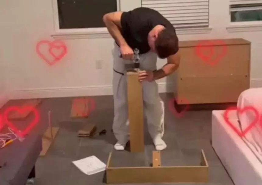 Alexandre Ramagem monta móvel em vídeo postado pela mulher, Rebeca: o ex-deputado está foragido desde novembro