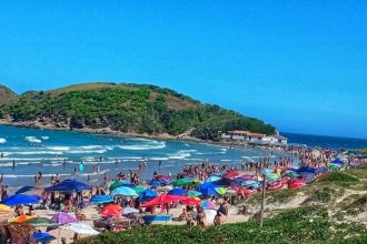 Ação da Secretaria de Ordem Pública utilizou drone de longo alcance para monitorar a orla e coibir irregularidades na Praia do Peró.