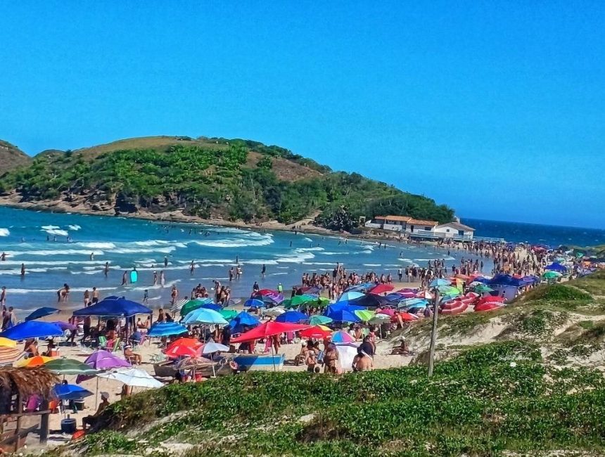 Ação da Secretaria de Ordem Pública utilizou drone de longo alcance para monitorar a orla e coibir irregularidades na Praia do Peró.