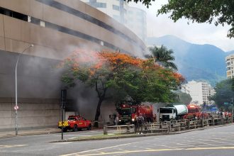 O incêndio que atingiu o Shopping Tijuca, na úiltima sexta-feira (2) — Foto: Reprodução/Redes
