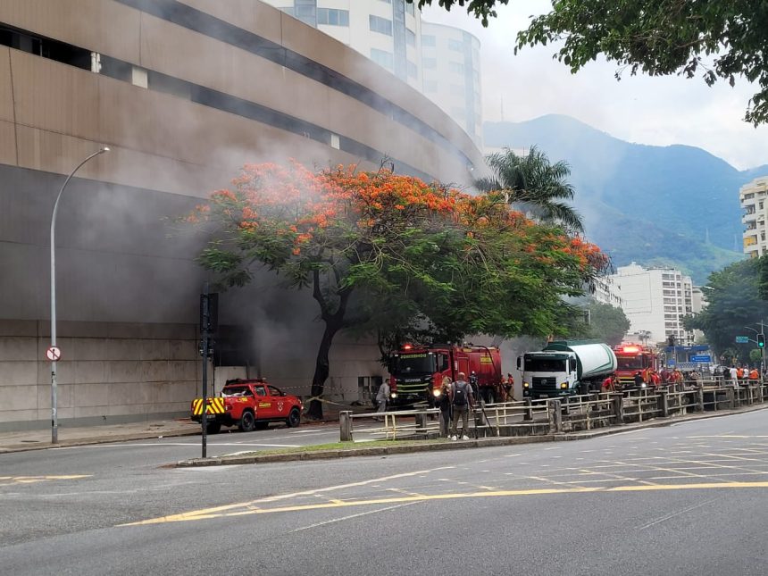 O incêndio que atingiu o Shopping Tijuca, na úiltima sexta-feira (2) — Foto: Reprodução/Redes