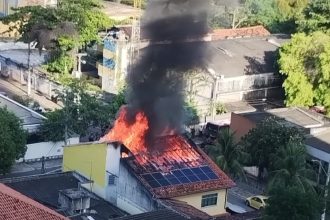 Sede de curso de artes foi atingida por incêndio nesta manhã; não há informações sobre feridos
