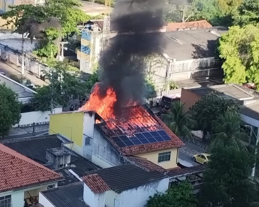Sede de curso de artes foi atingida por incêndio nesta manhã; não há informações sobre feridos