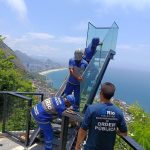 Funcionários da Seop removem escada de vidro instalada sem autorização no Mirante do Arvrão