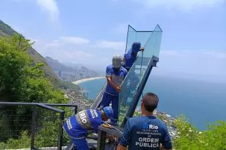 Funcionários da Seop removem escada de vidro instalada sem autorização no Mirante do Arvrão