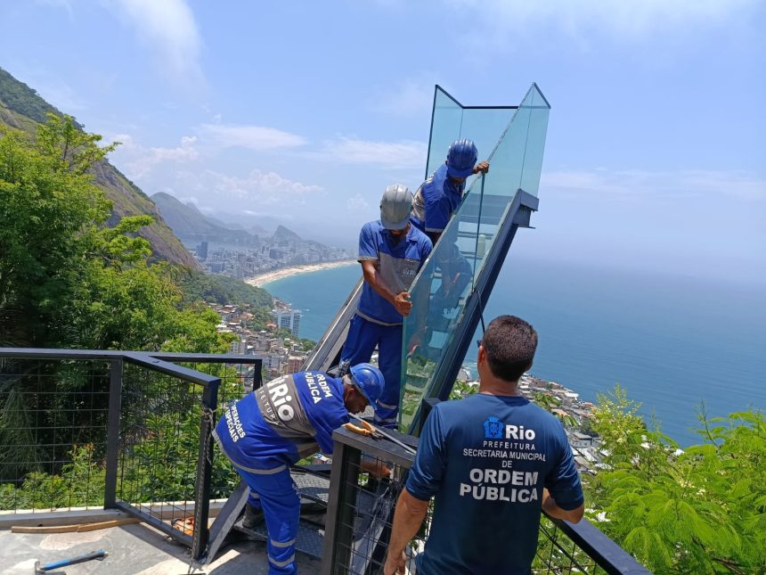 Funcionários da Seop removem escada de vidro instalada sem autorização no Mirante do Arvrão