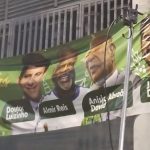 A faixa com Anísio Abraão David e o presidente da Beija-Flor, Almir Reis, ladeados por Doutor Luizinho e João Drumond, pendurada na Avenida Mirandela, onde a escola ensaia, em Nilópolis