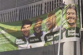 A faixa com Anísio Abraão David e o presidente da Beija-Flor, Almir Reis, ladeados por Doutor Luizinho e João Drumond, pendurada na Avenida Mirandela, onde a escola ensaia, em Nilópolis