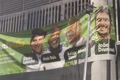 A faixa com Anísio Abraão David e o presidente da Beija-Flor, Almir Reis, ladeados por Doutor Luizinho e João Drumond, pendurada na Avenida Mirandela, onde a escola ensaia, em Nilópolis