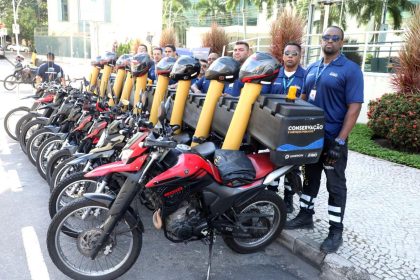 Motocicletas equipadas com ferramentas passam a reforçar a desobstrução de ralos e bueiros, evitando alagamentos no Rio