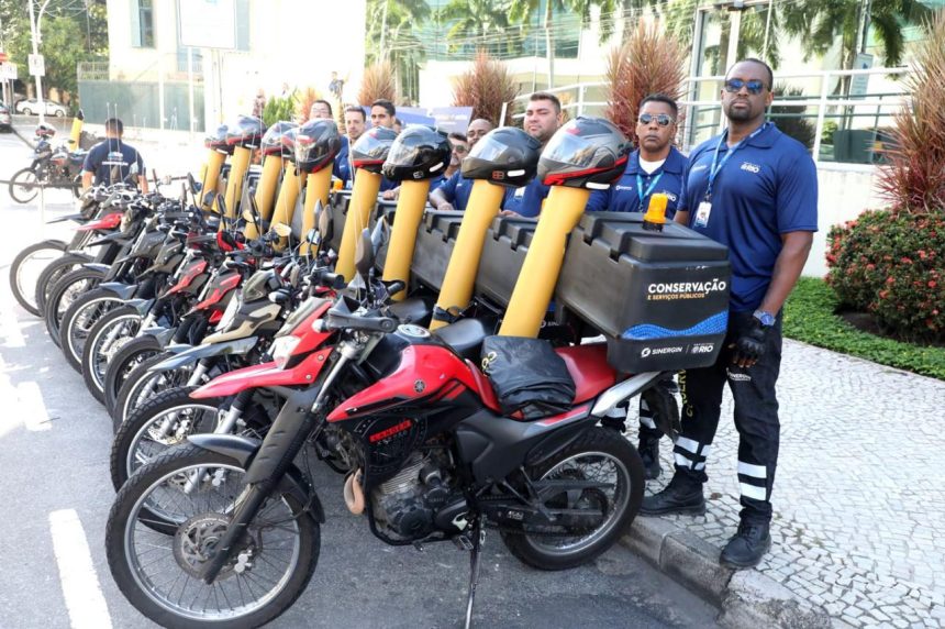 Motocicletas equipadas com ferramentas passam a reforçar a desobstrução de ralos e bueiros, evitando alagamentos no Rio