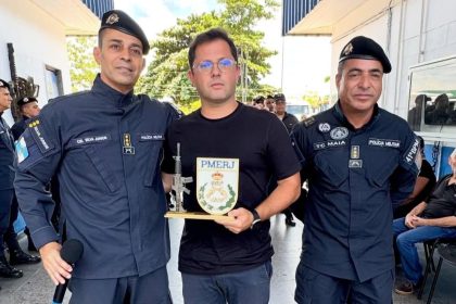 Sergio Fernandes entre os comandantes dos batalhões: Coronel Silva Junior e o Tenente Coronel Maia.