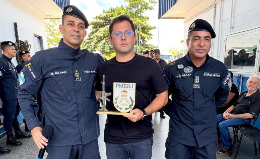 Sergio Fernandes entre os comandantes dos batalhões: Coronel Silva Junior e o Tenente Coronel Maia.
