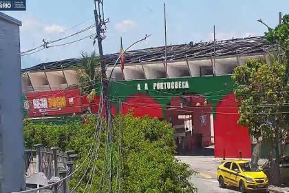 Câmera da prefeitura monitora o entorno do estádio da Portuguesa, na Ilha do Governador, que disputa o Campeonato Carioca