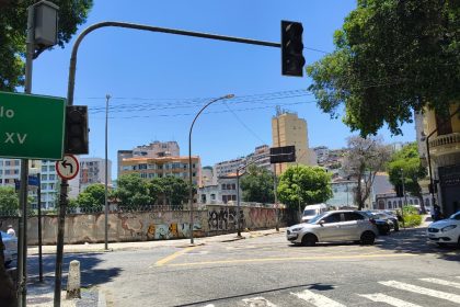 Sinais de trânsito apagados no cruzamento da rua Tenente Possolo e da Avenida Henrique Valadares, no Centro