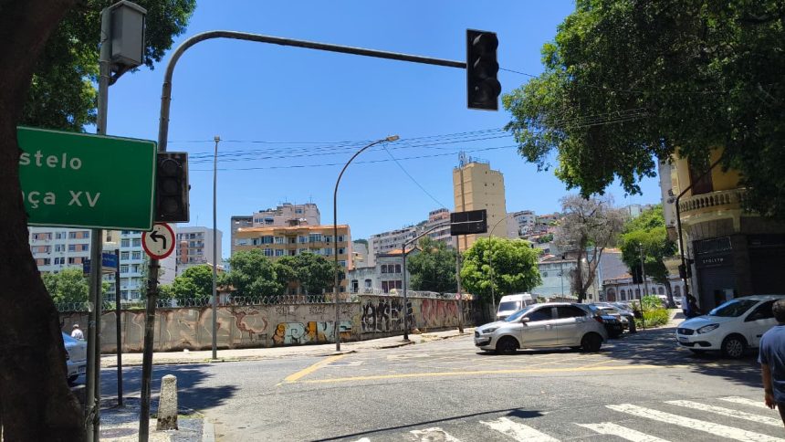 Sinais de trânsito apagados no cruzamento da rua Tenente Possolo e da Avenida Henrique Valadares, no Centro