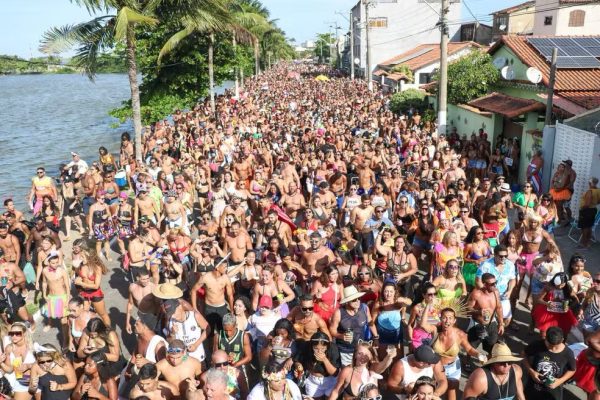 Foliões ocupam as ruas de Saquarema em 40 blocos que, agora, receberão ajuda de custo e apoio logístico da prefeitura.