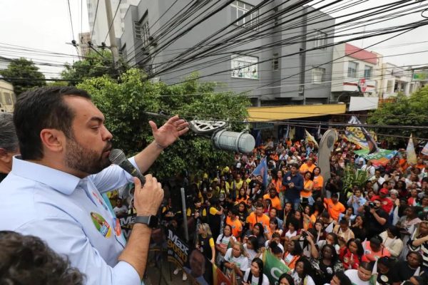 Os Delaroli, os Vieira, Cavaliere, Douglas Ruas, Canella: saiba mais sobre alguns dos recém-chegados à elite política do Rio 48 Cláudio Castro: em torno do governador surgiu uma nova elite política do Rio, formada pelos Delaroli e pelos Vieira, por Douglas Ruas e por Canella, entre outros novos líderes