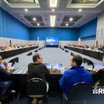 Uma das últimas reuniões de secretariado comandada por Eduardo Paes, com Cavaliere ao lado: prefeito convoca a sua última, nesta terceira passagem pela Prefeitura do Rio, para esta segunda (19)