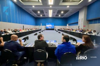 Uma das últimas reuniões de secretariado comandada por Eduardo Paes, com Cavaliere ao lado: prefeito convoca a sua última, nesta terceira passagem pela Prefeitura do Rio, para esta segunda (19)