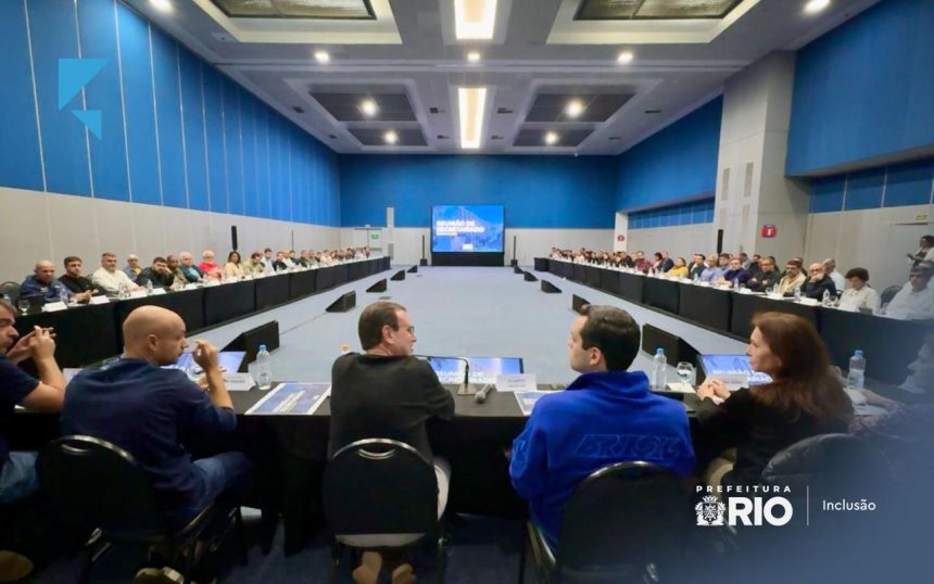 Uma das últimas reuniões de secretariado comandada por Eduardo Paes, com Cavaliere ao lado: prefeito convoca a sua última, nesta terceira passagem pela Prefeitura do Rio, para esta segunda (19)