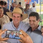 Paes vestido para o interior, com o seu chapéu de vaqueiro, o prefeito do Rio visita quatro cidades do Norte-Noroeste em poucas horas e confirma pré-candidatura