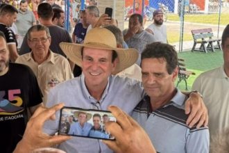 Paes vestido para o interior, com o seu chapéu de vaqueiro, o prefeito do Rio visita quatro cidades do Norte-Noroeste em poucas horas e confirma pré-candidatura