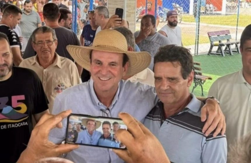 Paes vestido para o interior, com o seu chapéu de vaqueiro, o prefeito do Rio visita quatro cidades do Norte-Noroeste em poucas horas e confirma pré-candidatura