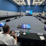 O prefeito Eduardo Paes (PSD) aguarda a chegada dos secretários para a sua última reunião com o primeiro escalão antes da renúncia ao cargo para disputar o governo do estado