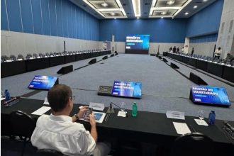 O prefeito Eduardo Paes (PSD) aguarda a chegada dos secretários para a sua última reunião com o primeiro escalão antes da renúncia ao cargo para disputar o governo do estado