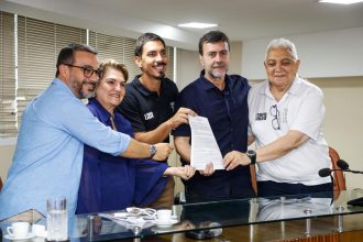 Embratur, Ministério da Cultura e Liesa firmam termo de cooperação para o Carnaval do Rio que garante R$ 12 milhões em apoio aos desfiles do Grupo Especial, com repasse igualitário às 12 escolas de samba.