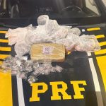 Motorista arremessou bolsa de drogas pela janela antes da abordagem em Niterói