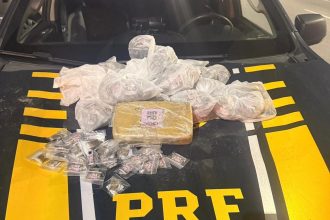 Motorista arremessou bolsa de drogas pela janela antes da abordagem em Niterói