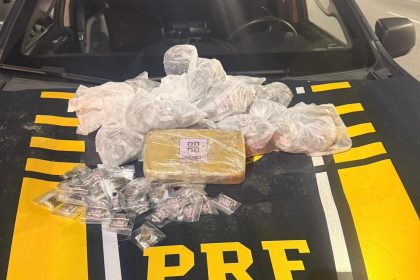 Motorista arremessou bolsa de drogas pela janela antes da abordagem em Niterói