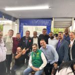 Paes e Rogério Lisboa, com a turma da Câmara de Barra Mansa, na Adega D'Ouro: enquanto o PP discute formação de chapa governista, ex-prefeito de Nova Iguaçu cumpre agenda com pré-candidato de oposição