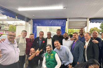 Paes e Rogério Lisboa, com a turma da Câmara de Barra Mansa, na Adega D'Ouro: enquanto o PP discute formação de chapa governista, ex-prefeito de Nova Iguaçu cumpre agenda com pré-candidato de oposição