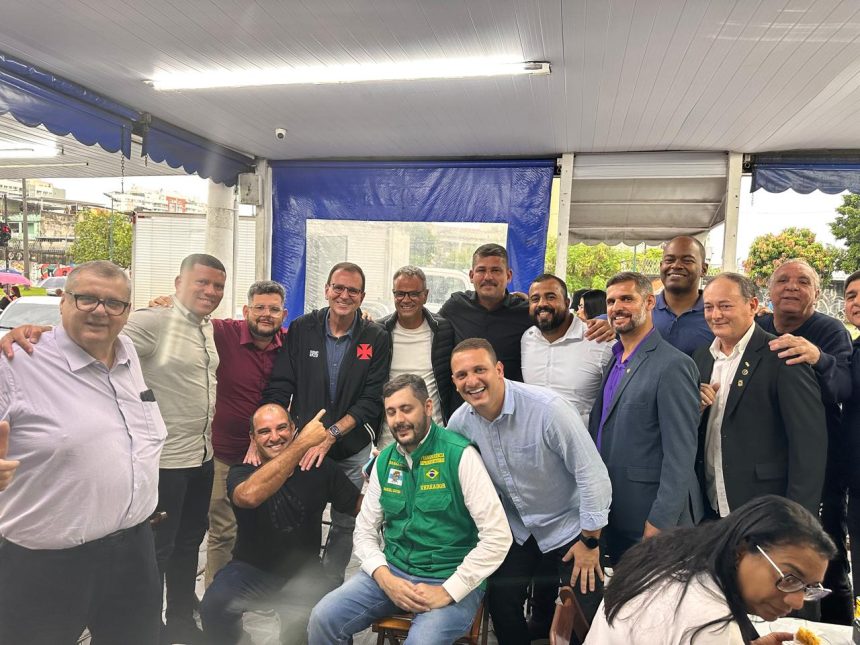 Paes e Rogério Lisboa, com a turma da Câmara de Barra Mansa, na Adega D'Ouro: enquanto o PP discute formação de chapa governista, ex-prefeito de Nova Iguaçu cumpre agenda com pré-candidato de oposição