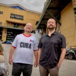 Luiz Antonio Simas e Fábio Fabato lançam nova edição de livro sobre enredos do carnaval carioca