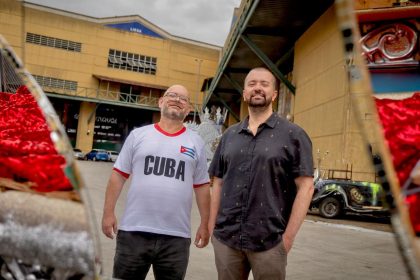 Luiz Antonio Simas e Fábio Fabato lançam nova edição de livro sobre enredos do carnaval carioca