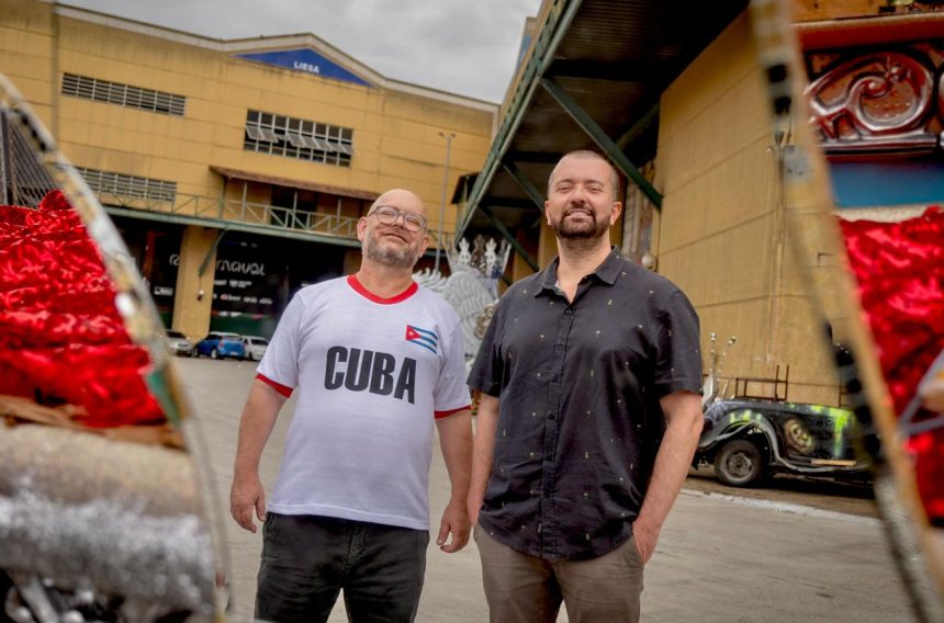 Luiz Antonio Simas e Fábio Fabato lançam nova edição de livro sobre enredos do carnaval carioca