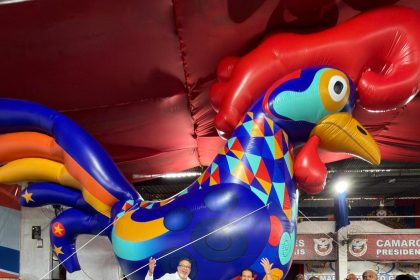 O prefeito Márcio Canella e o presidente nacional do União Brasil, Antonio Rueda, com o Galo da Madrugada no barracão da Inocentes de Belford Roxo: homenagem ao Pernambuco do homem, que é pré-candidato a deputado federal