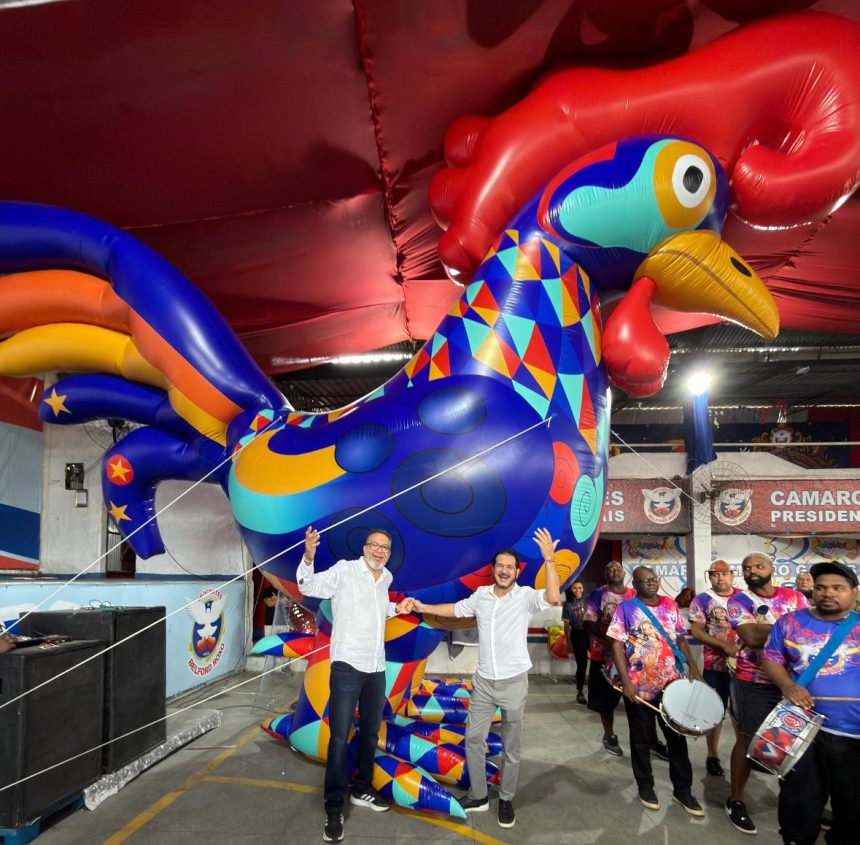 O prefeito Márcio Canella e o presidente nacional do União Brasil, Antonio Rueda, com o Galo da Madrugada no barracão da Inocentes de Belford Roxo: homenagem ao Pernambuco do homem, que é pré-candidato a deputado federal