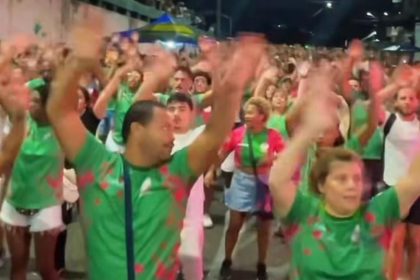 O último ensaio de rua da Mangueira para o carnaval de 2026: torcedores da escola estão preocupados com a presença excessiva (e ostensiva) de políticos e do pessoal do Amapá no destile