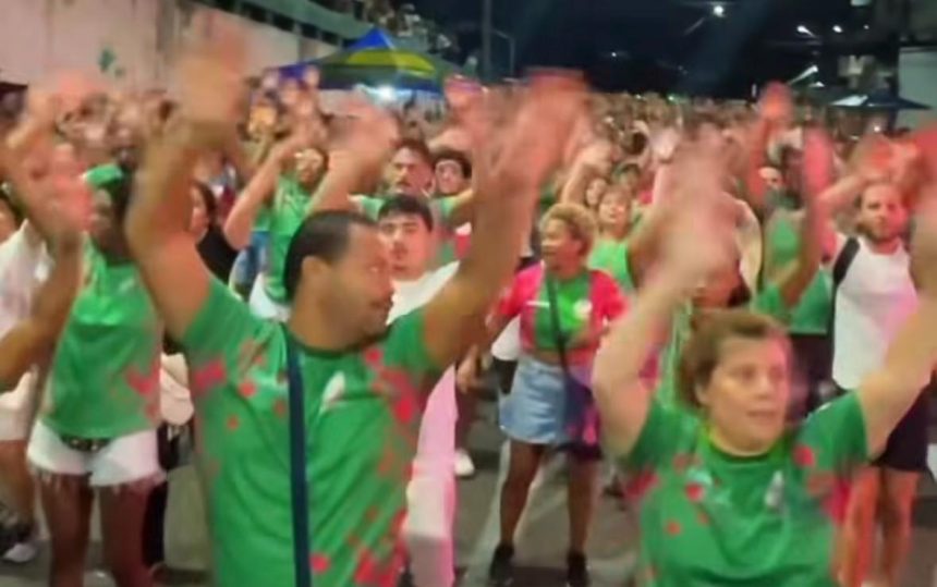 O último ensaio de rua da Mangueira para o carnaval de 2026: torcedores da escola estão preocupados com a presença excessiva (e ostensiva) de políticos e do pessoal do Amapá no destile