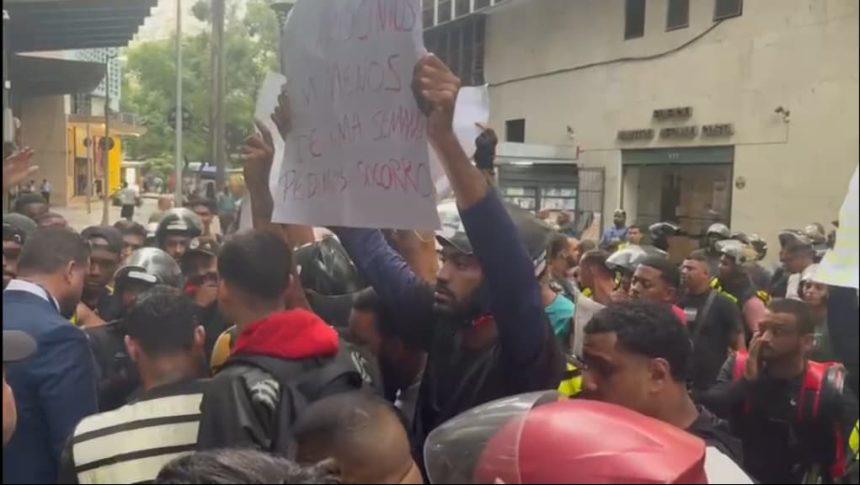 Motociclistas de aplicativo e motoboys realizam protesto na Alerj após morte de dois entregadores em menos de uma semana