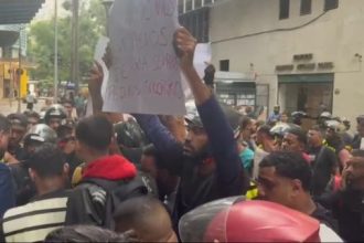 Motociclistas de aplicativo e motoboys realizam protesto na Alerj após morte de dois entregadores em menos de uma semana