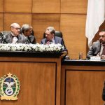 O governador Cláudio Castro discursa na posse do desembargador Ricardo Couto: presidente do TJ planeja passar logo o governo para Delaroli, nem que seja preciso viajar e deixar o cargo vago